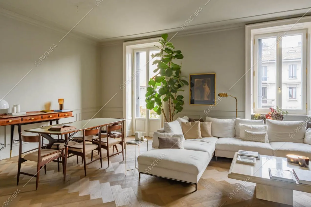 Pavimento in parquet a spina di pesce nel grande salotto illuminato dalle vetrate