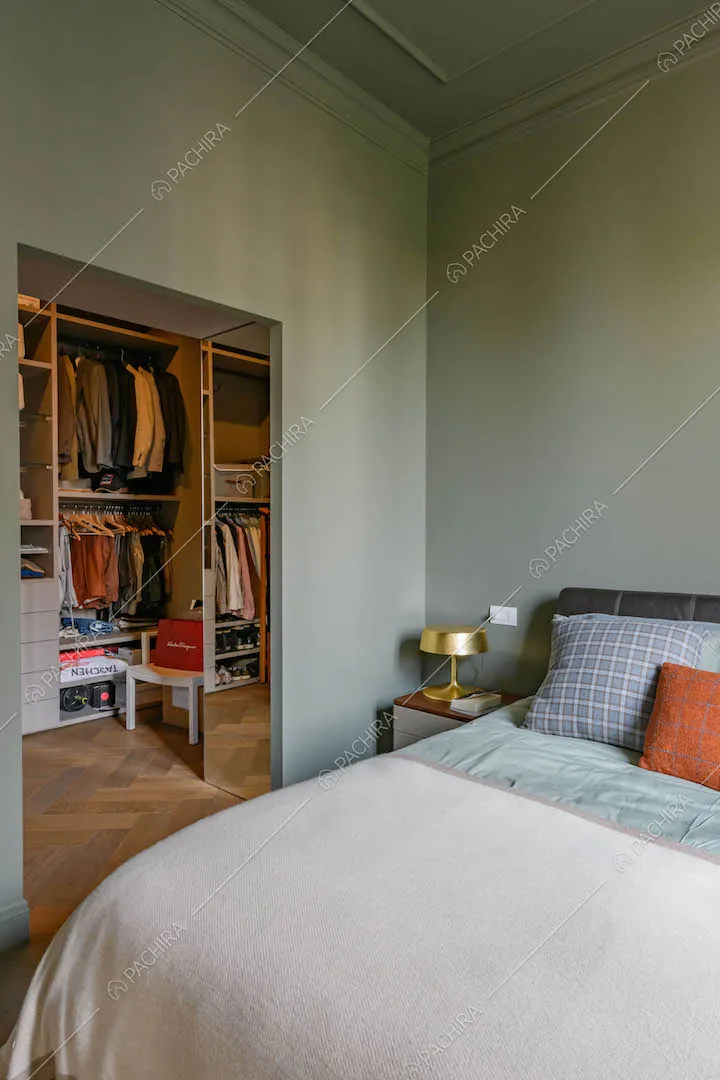 Luminosa camera da letto matrimoniale con cabina armadio e boiserie sul soffitto