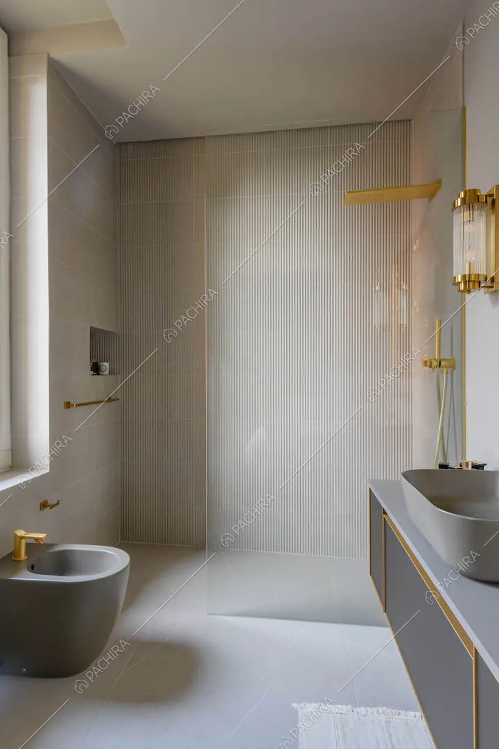 Luminoso bagno in stile minimal con sanitari grigi e box doccia