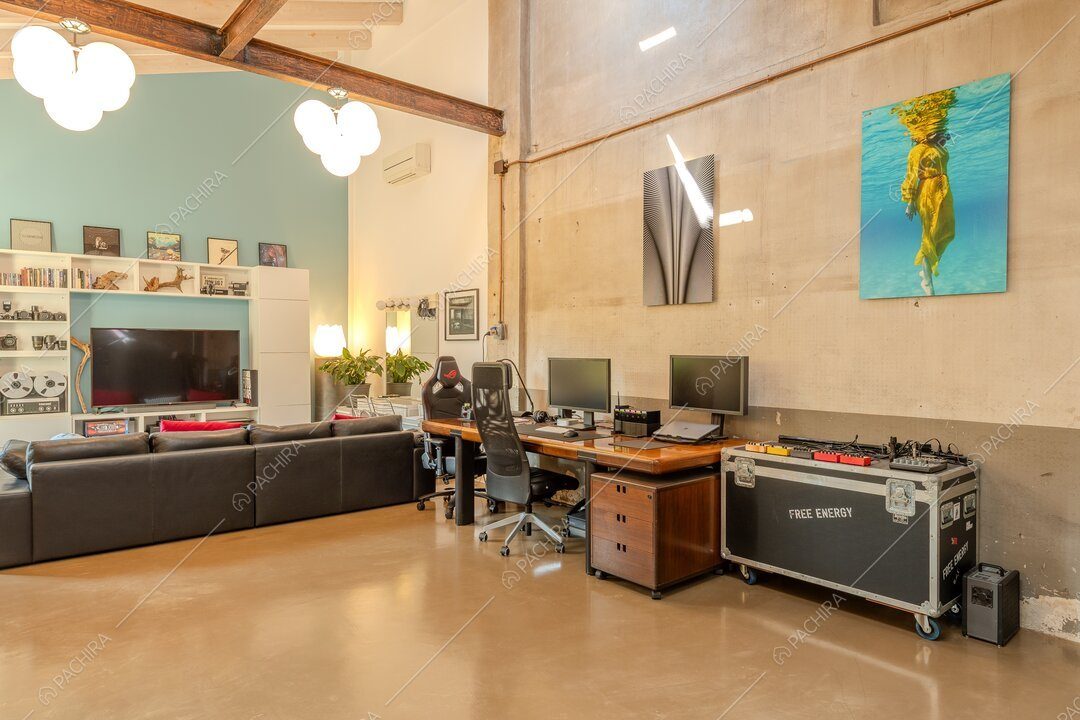 Zona living del loft Gazania, location contemporanea a Milano