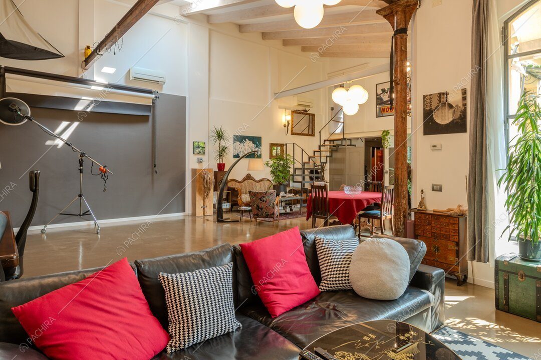 Zona living del loft Gazania, location contemporanea a Milano