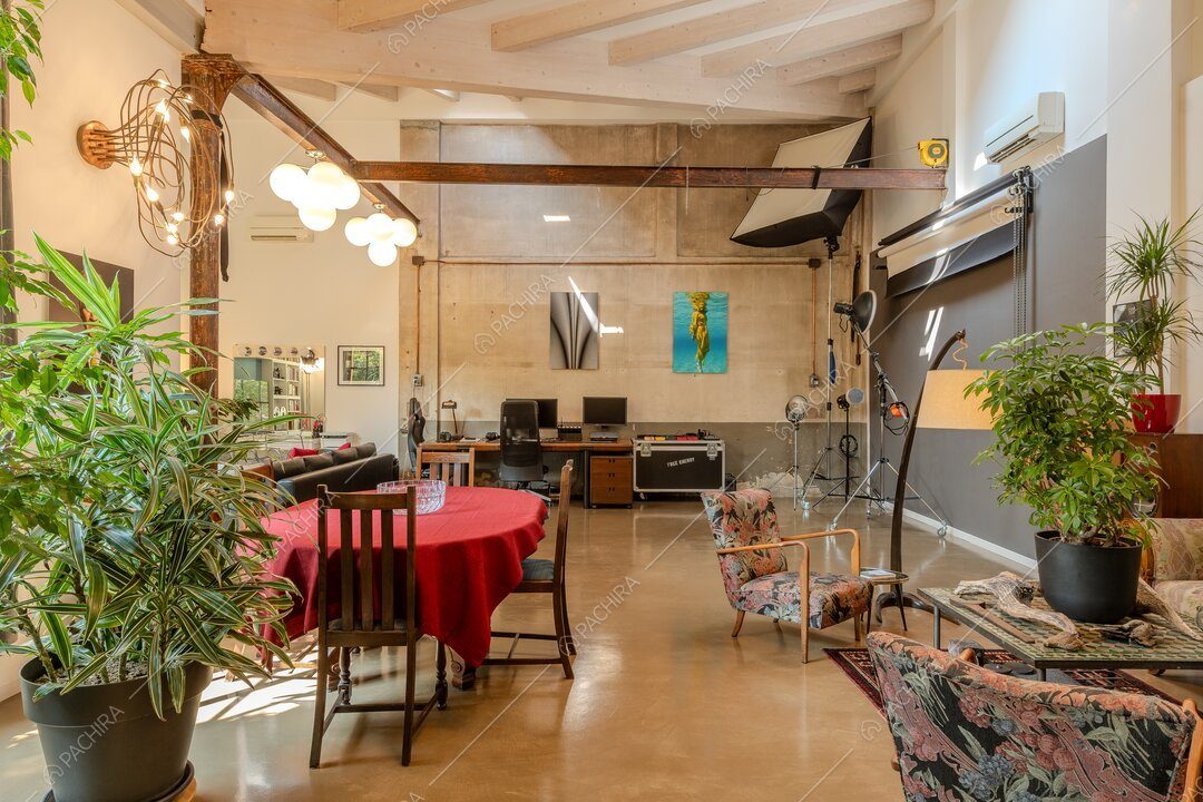 Zona living del loft Gazania, location contemporanea a Milano