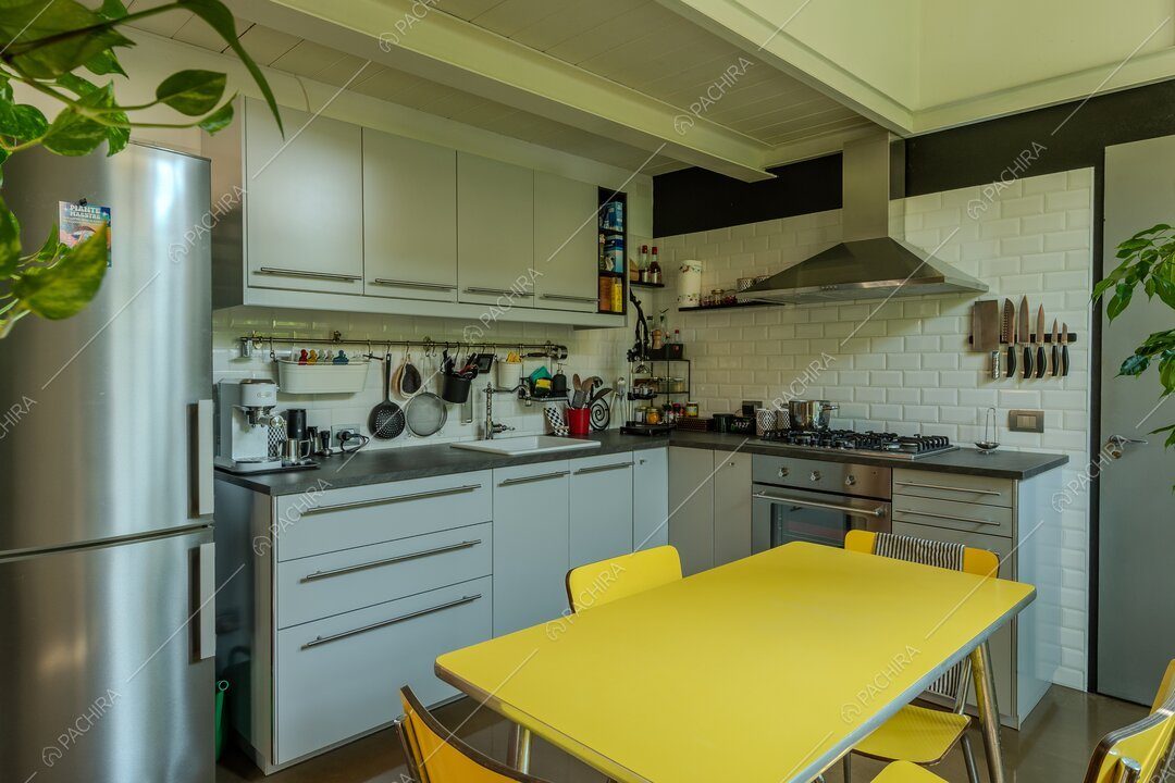 Cucina del loft Gazania, location contemporanea a Milano
