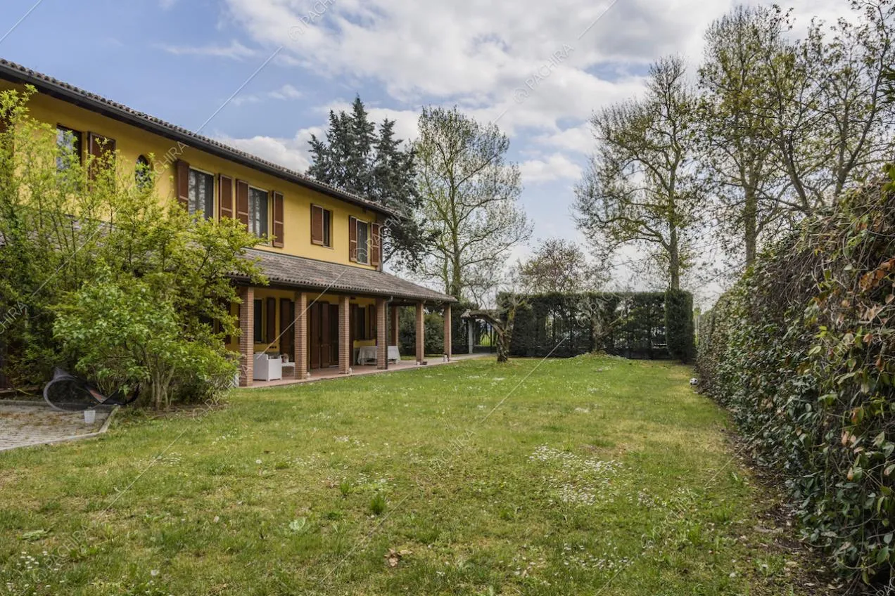 Il grande prato su cui si affaccia il portico della Location Lobelia