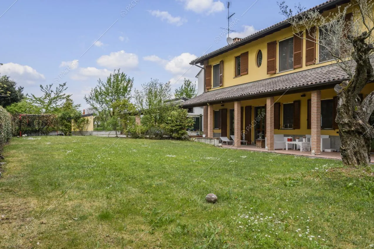 L'esterno della Location Lobelia e il grande giardino che la circonda