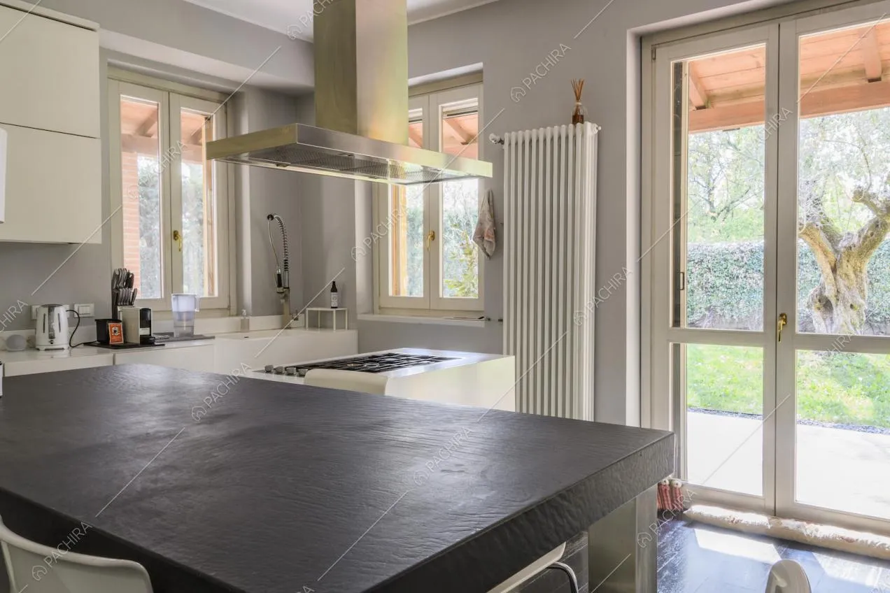 Finestre nella cucina con vista sul giardino e radiatore a parete