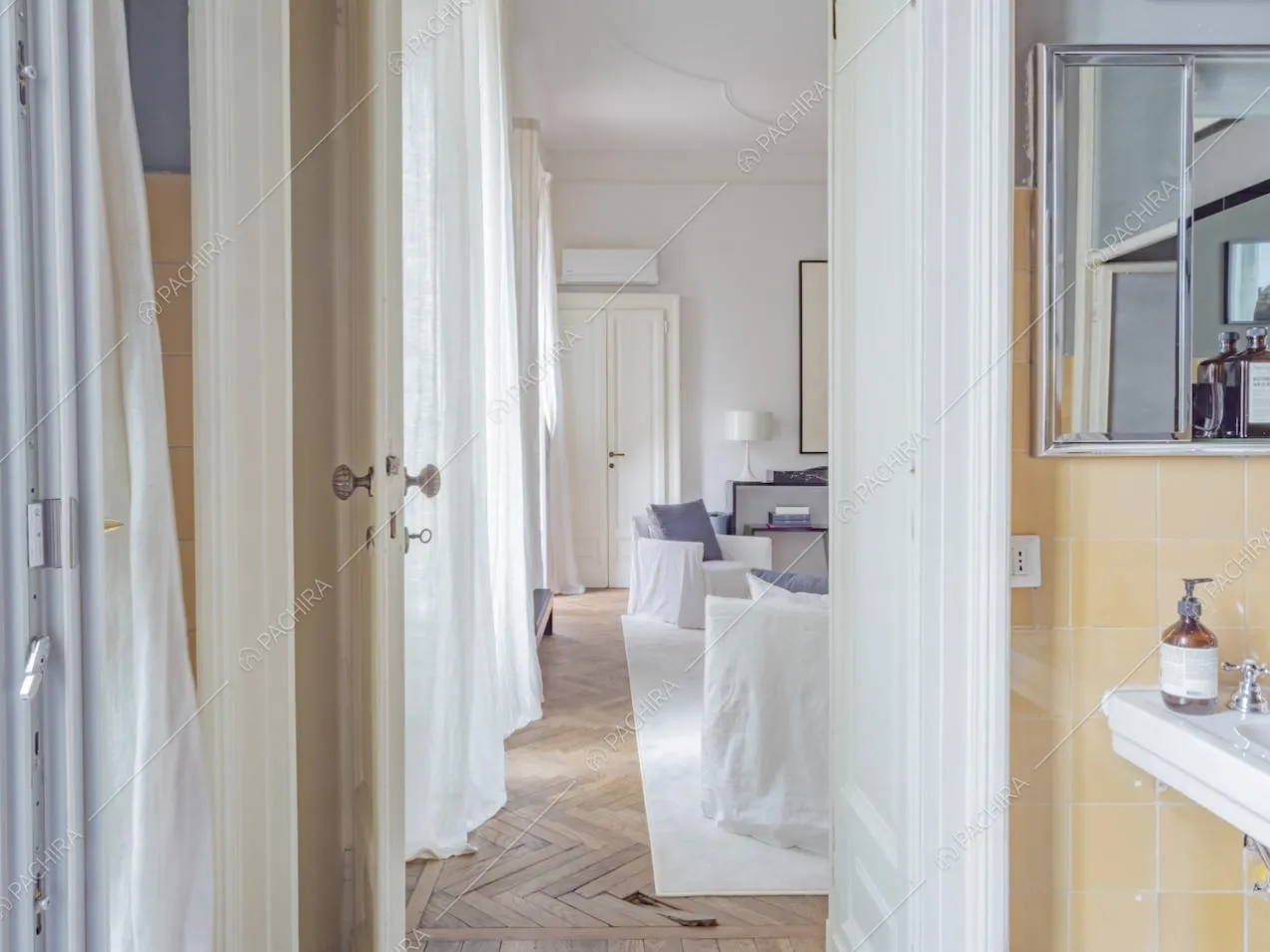 Scorcio della camera da letto visto dal bagno adiacente