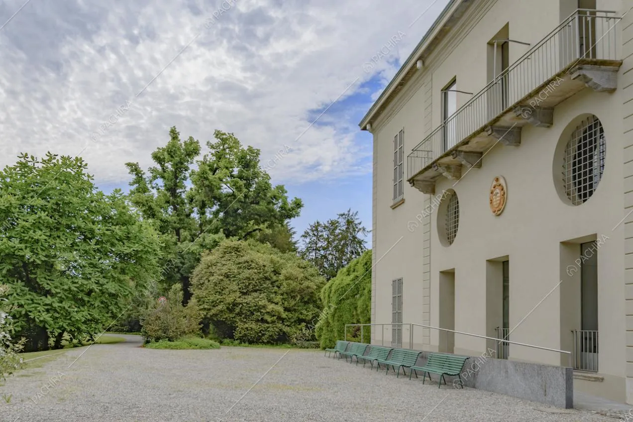 L'esterno della villa con ballatoio e giardino