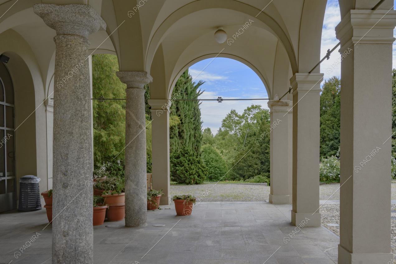 Portico con colonne a archi con vista sul giardino