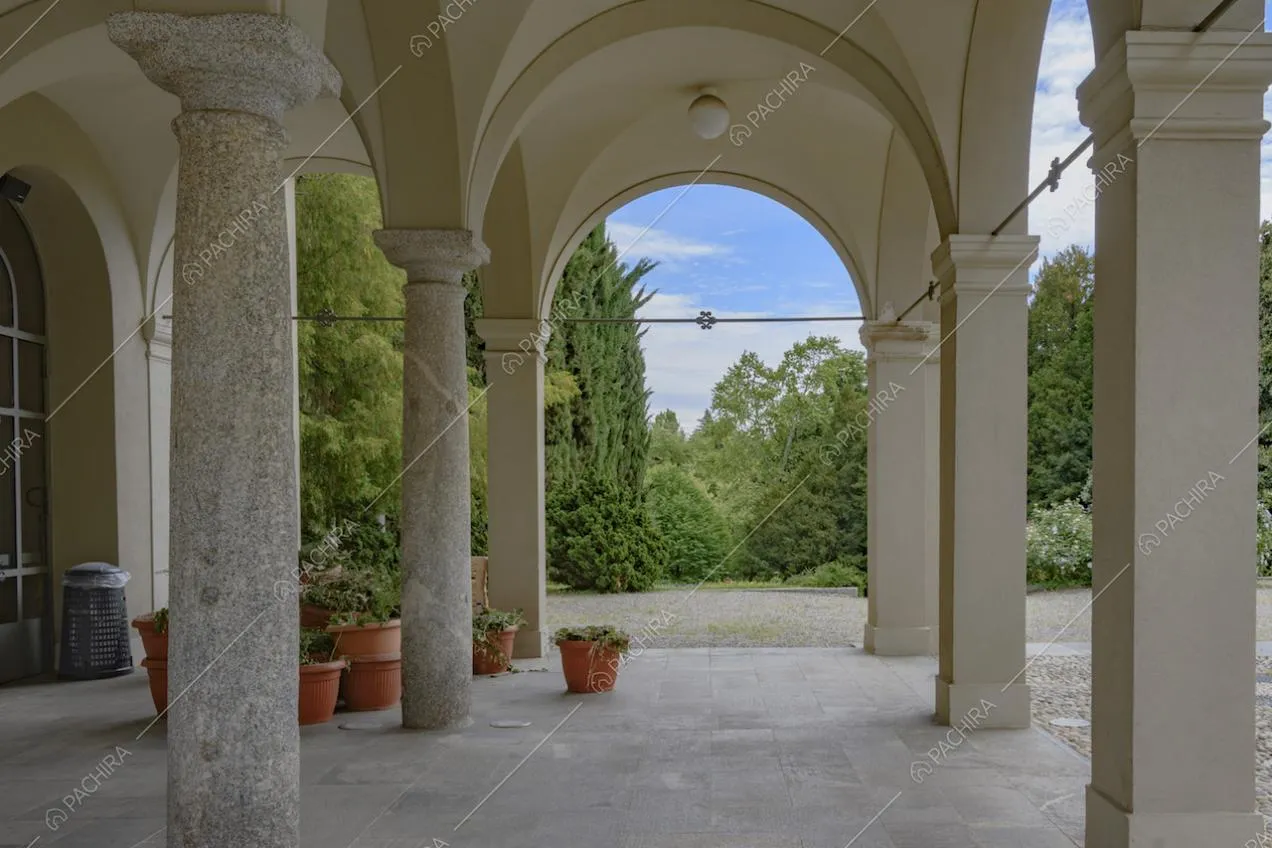 Portico con colonne a archi con vista sul giardino