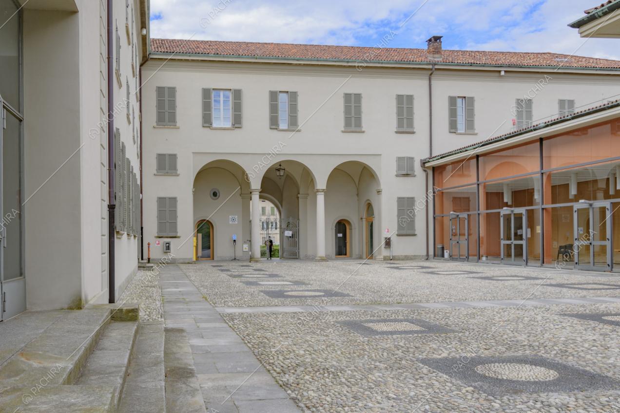 Entrata con archi e colonne nella corte interna