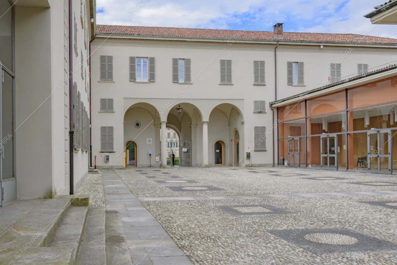 Entrata con archi e colonne nella corte interna