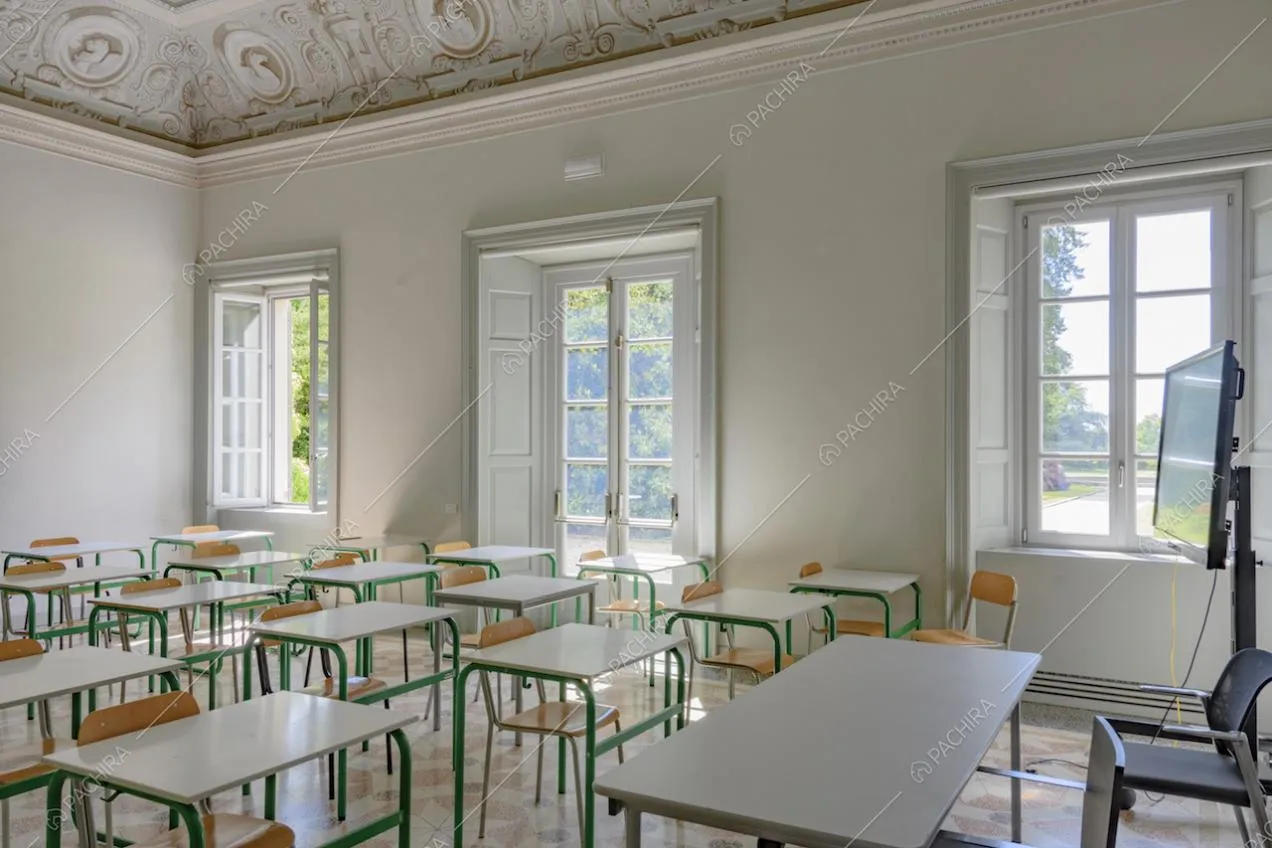 Aula con grandi finestre e decori in rilievo sul soffitto