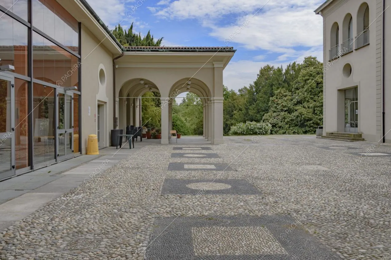 Parete in vetro su un lato della villa e porticato