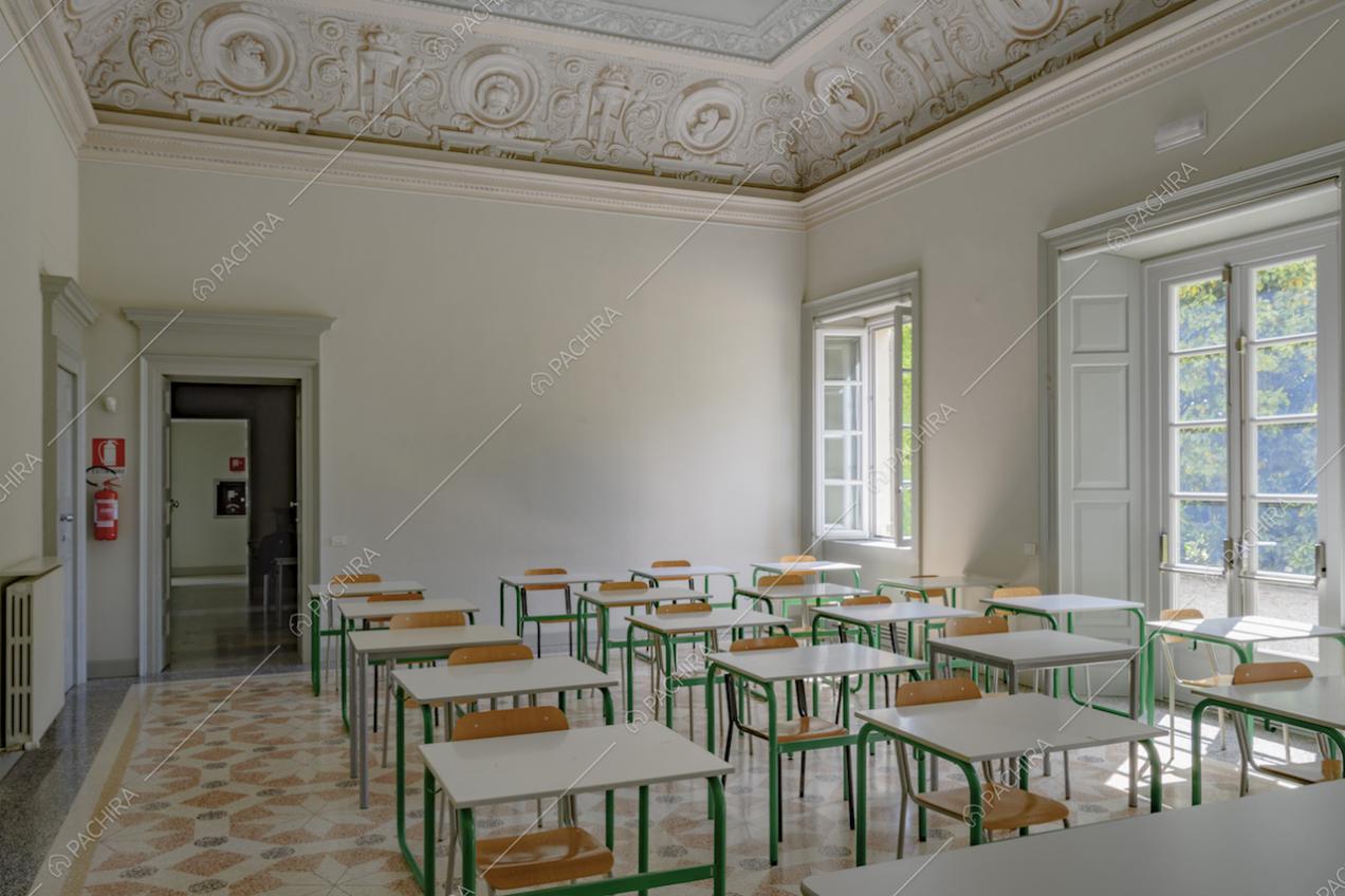 Soffitto decorato in rilievo e pavimento d'epoca