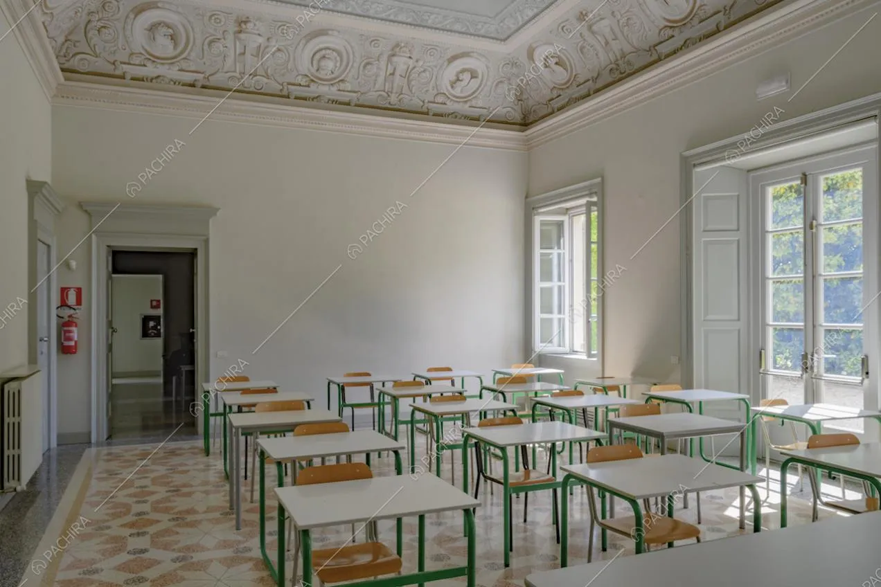 Soffitto decorato in rilievo e pavimento d'epoca