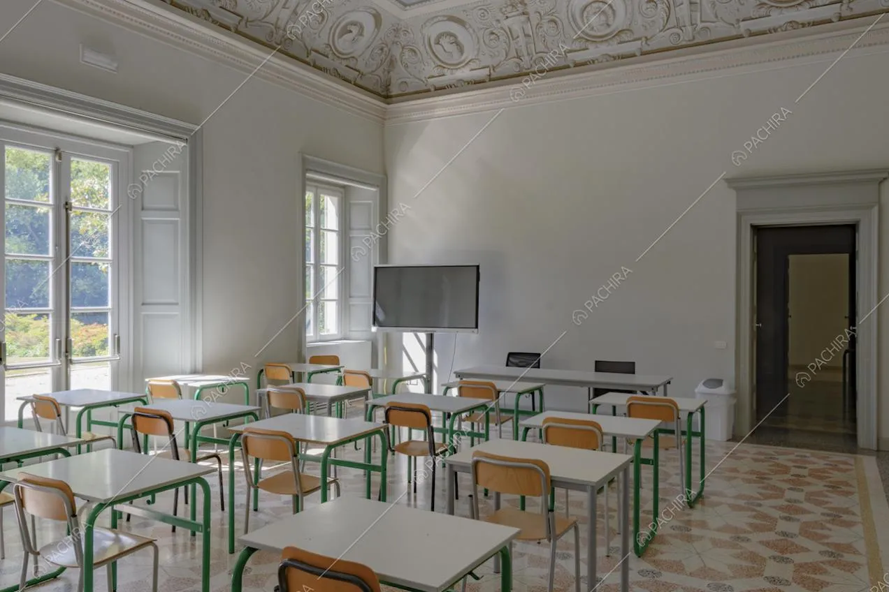 Schermo digitale nell'aula allestita all'interno della villa