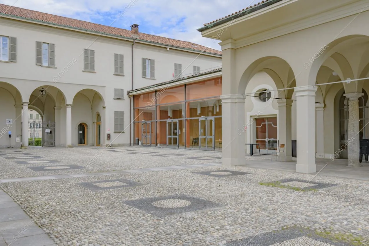 Colonnati e archi intorno al cortile interno della villa