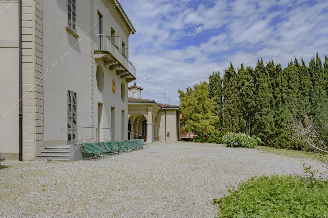 Giardino alberato lungo un lato della location