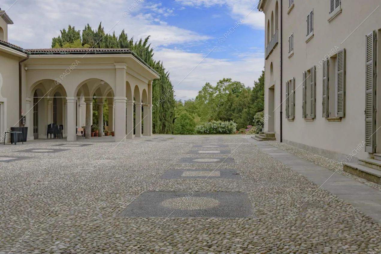 Colonnato ad archi per il porticato e scorcio sul giardino
