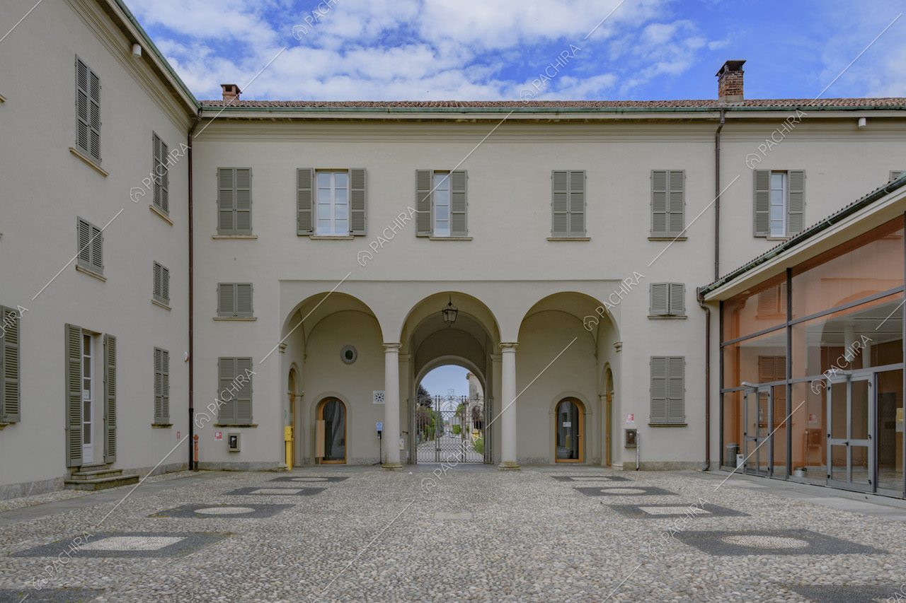 Dimora storica con cortile al centro e portico