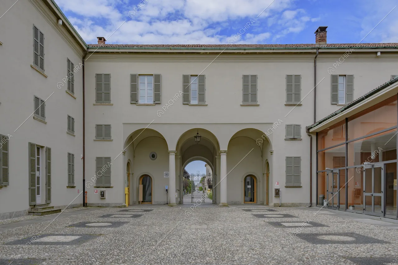Dimora storica con cortile al centro e portico