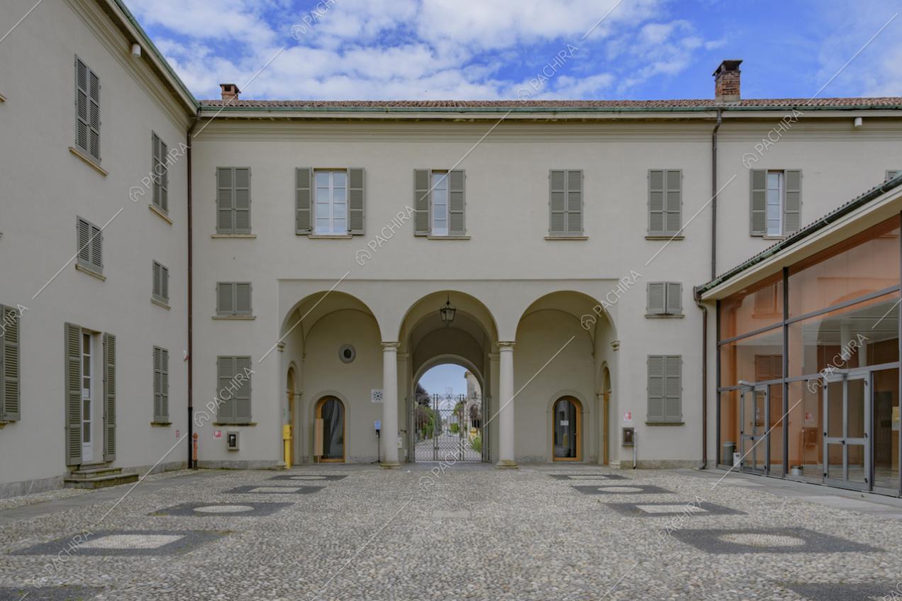 Dimora storica con cortile al centro e portico