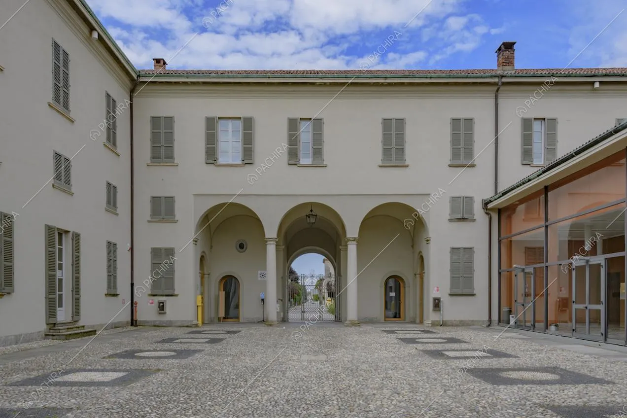 Dimora storica con cortile al centro e portico