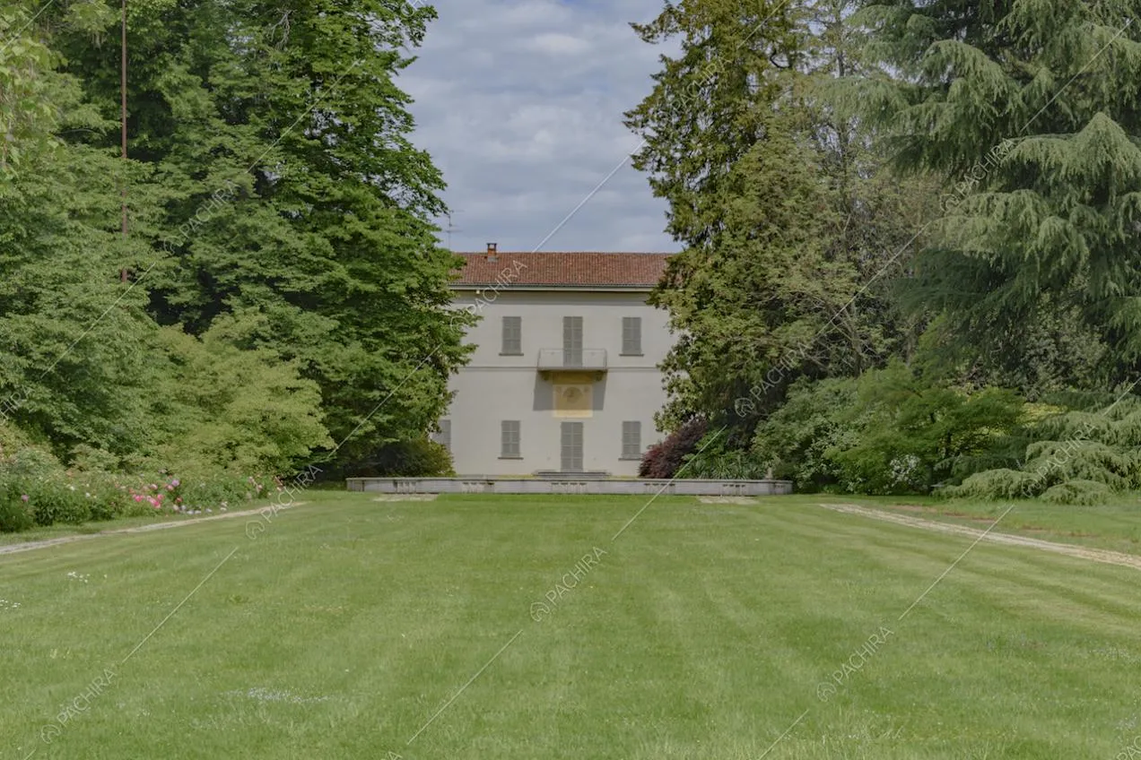 Scorcio della villa tra gli alti alberi nel parco circostante
