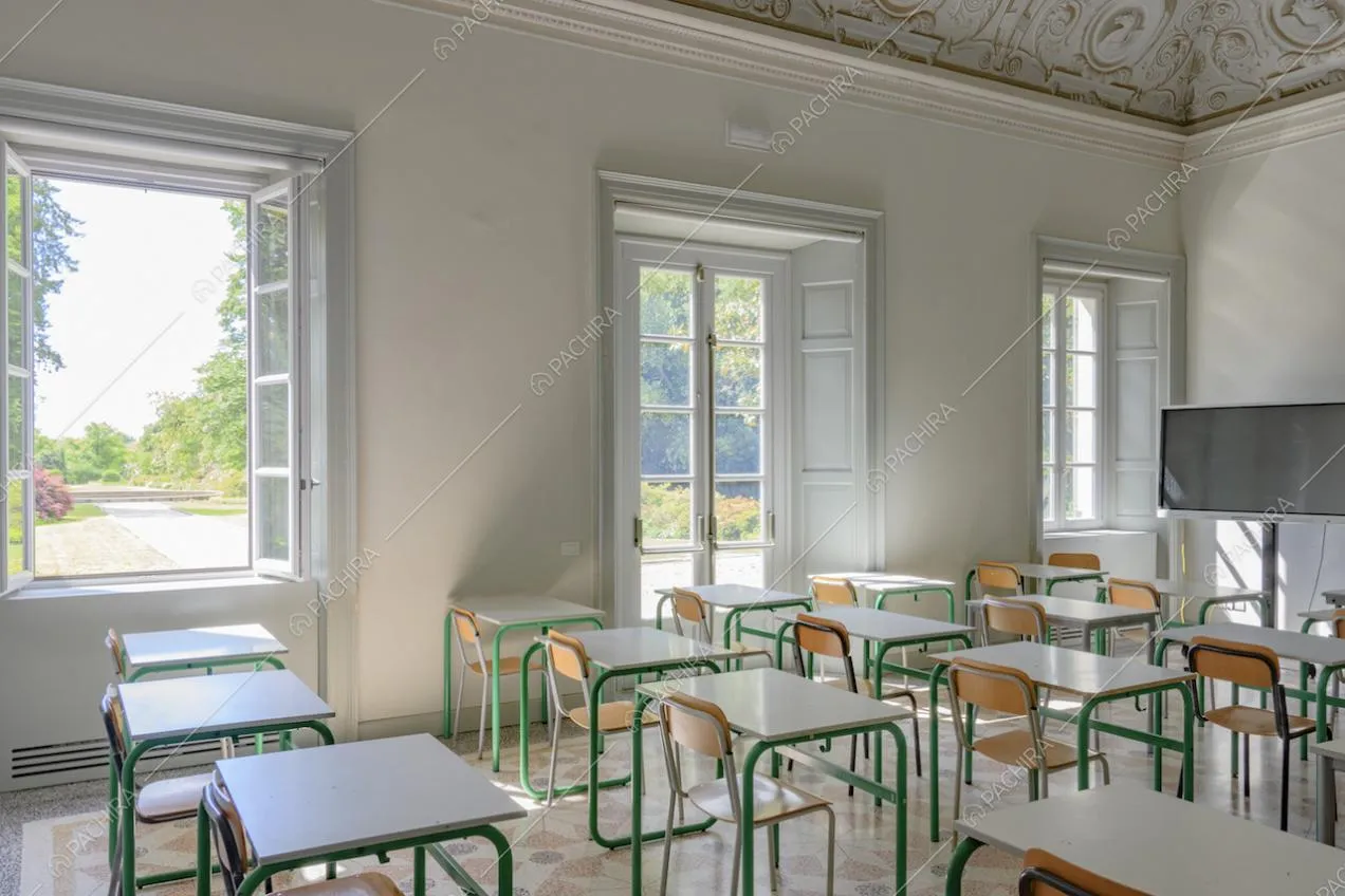 Aula didattica e finestre d'epoca con affaccio sul giardino