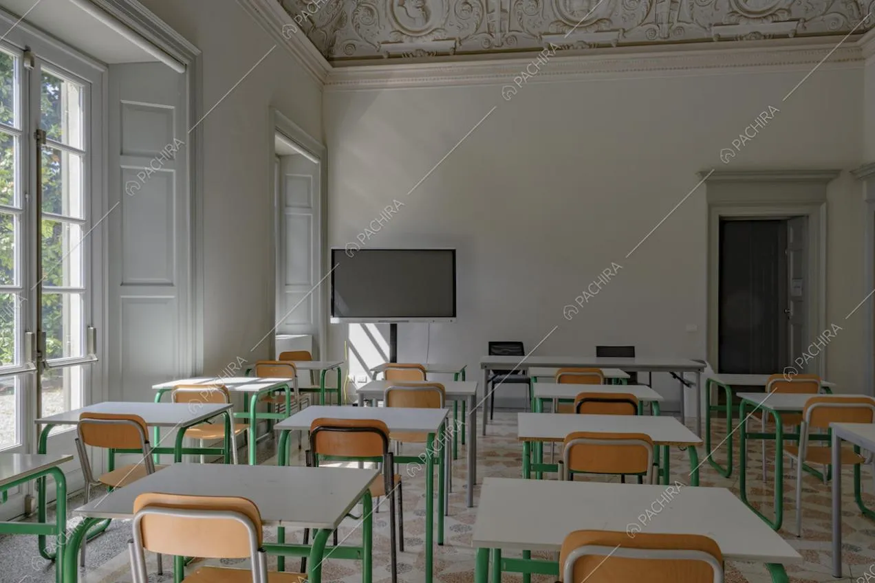 Banchi da scuola con sedie e pavimento d'epoca nell'aula