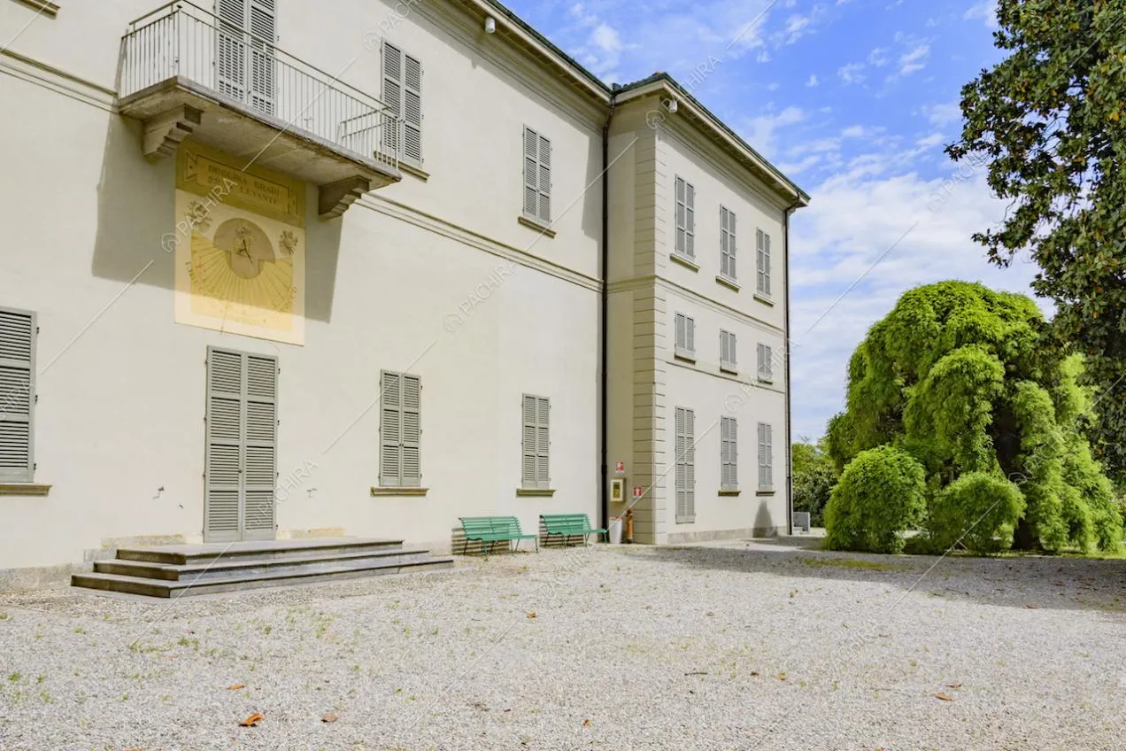 Facciata laterale della villa con meridiana dipinta sulla parete