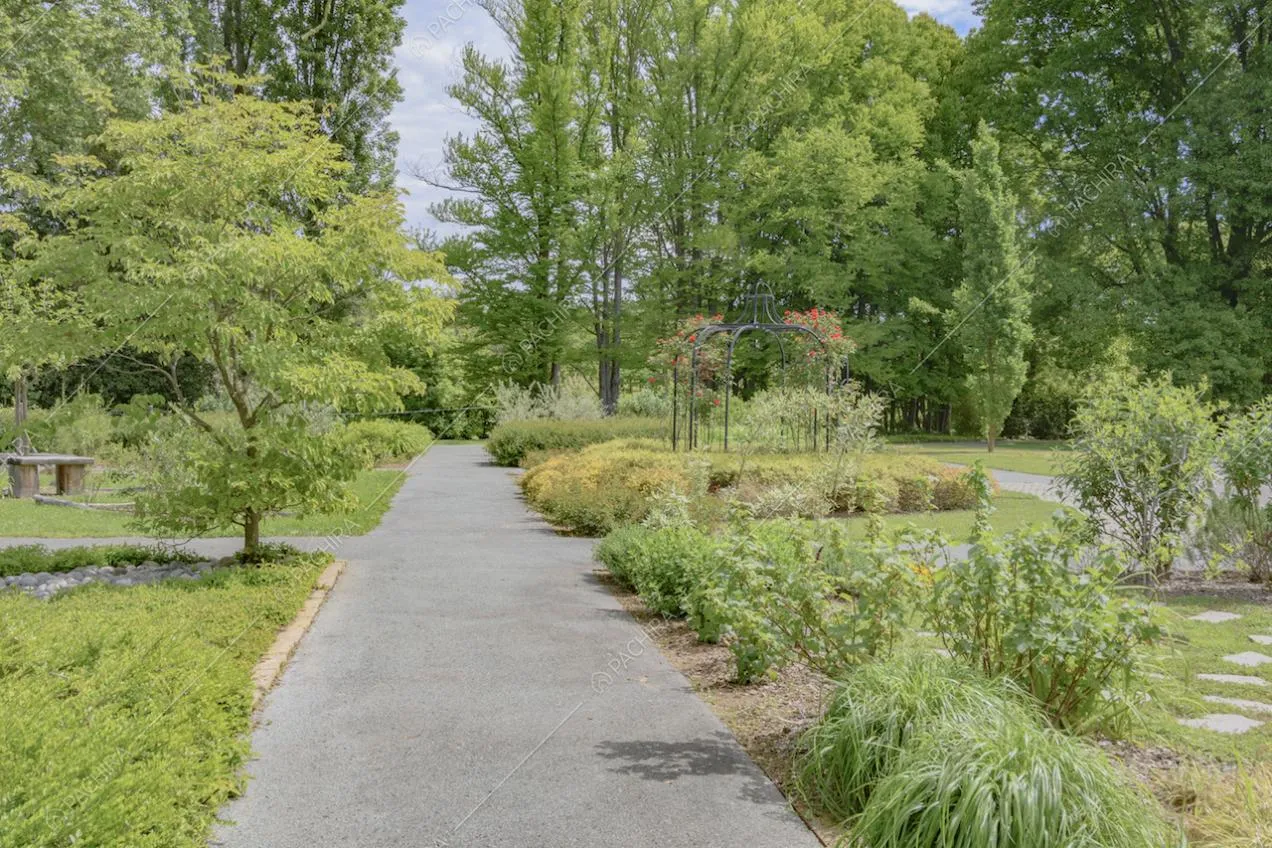 Giardino e chiosco in ferro con fiori