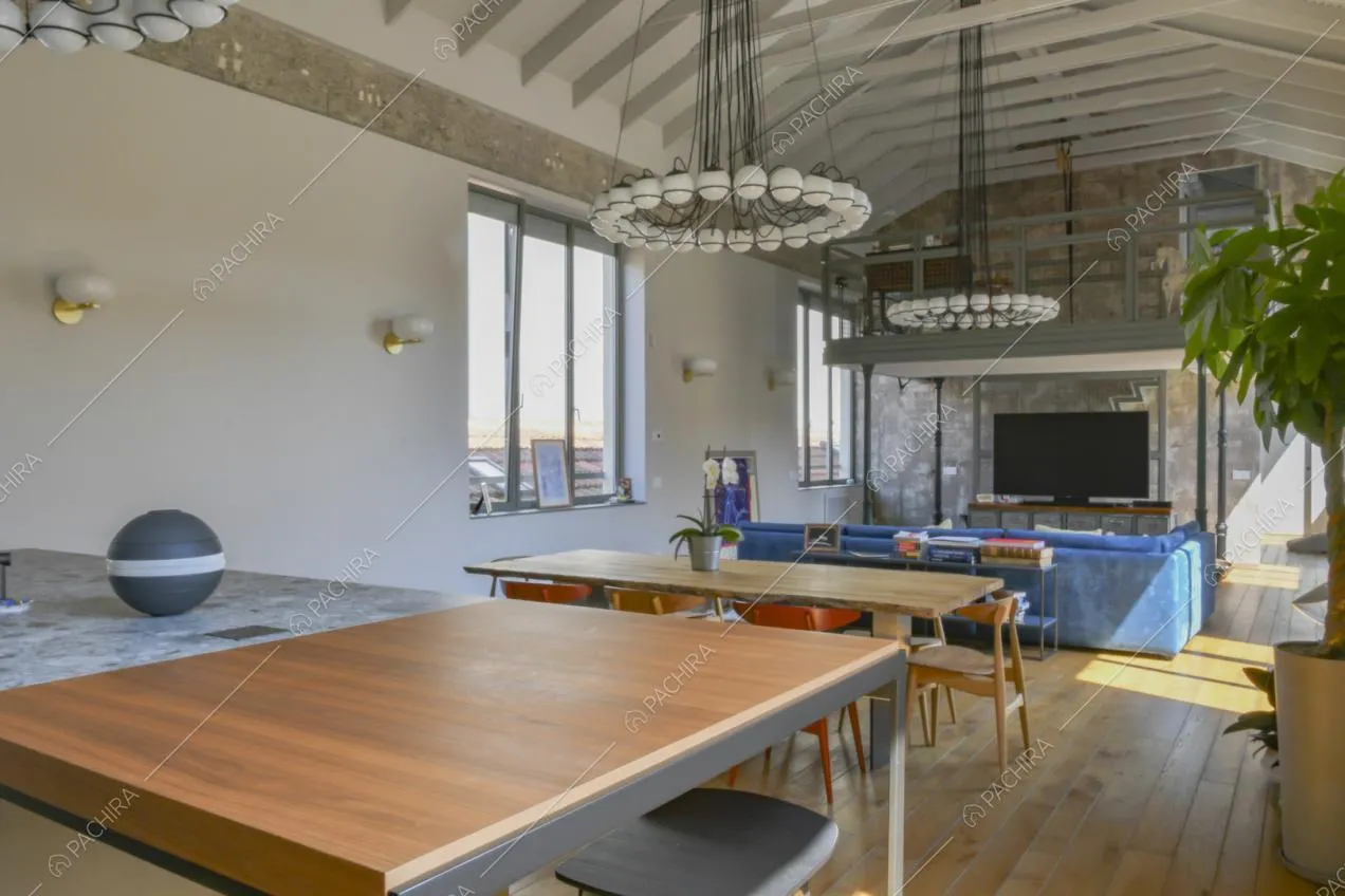Tavolo da pranzo in legno al centro della zona giorno