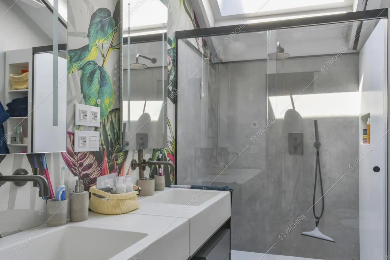 Bagno con doppio lavandino, carta da parati e doccia