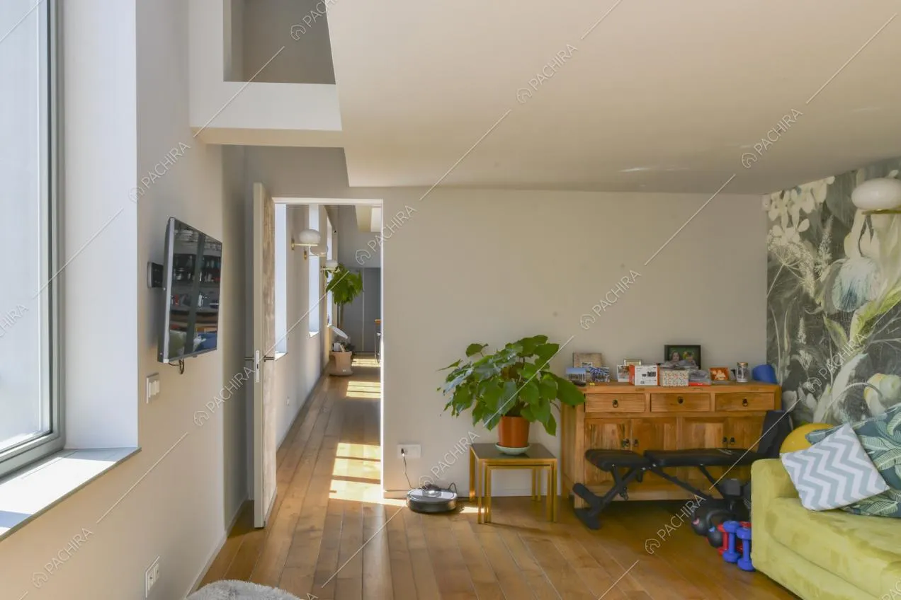Mobile con cassetti in legno e pavimento in parquet