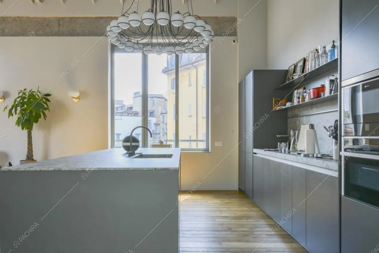 Cucina a isola e pavimento in parquet