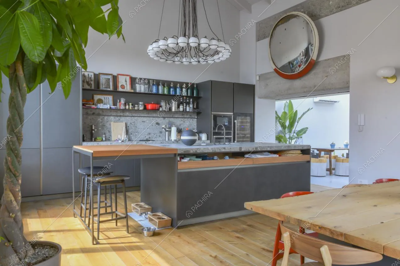 Cucina a vista color grigio con isola e sgabelli 