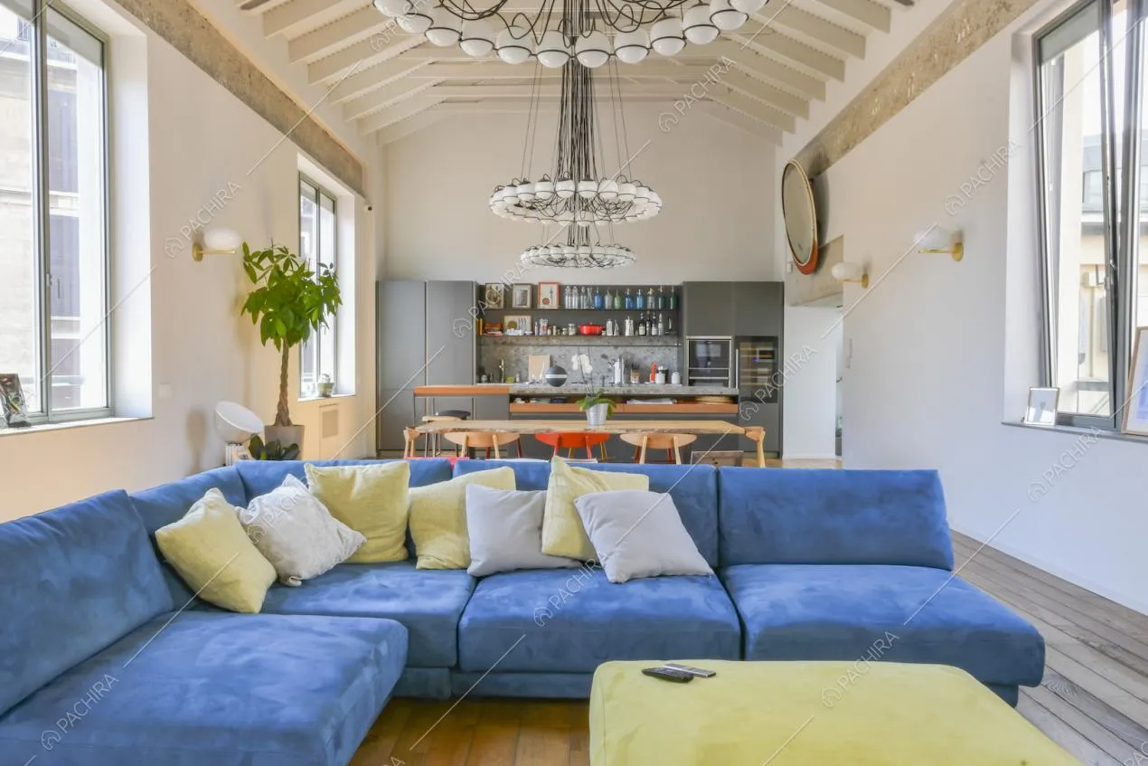 Divano ad angolo in velluto azzurro con cuscini