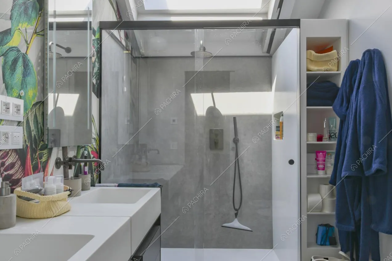 Box doccia con pareti color grigio chiaro