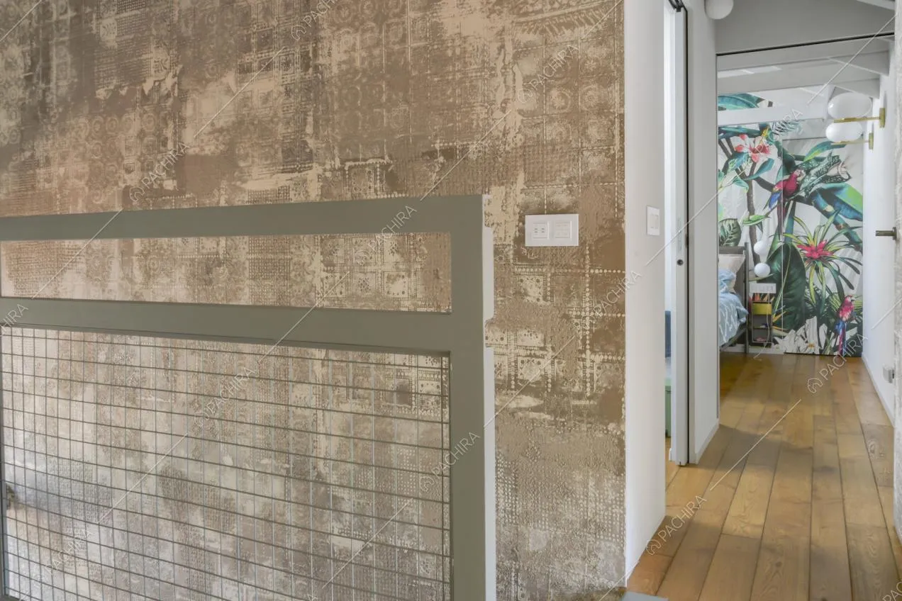 Dettaglio della parete in stile délabré e parquet