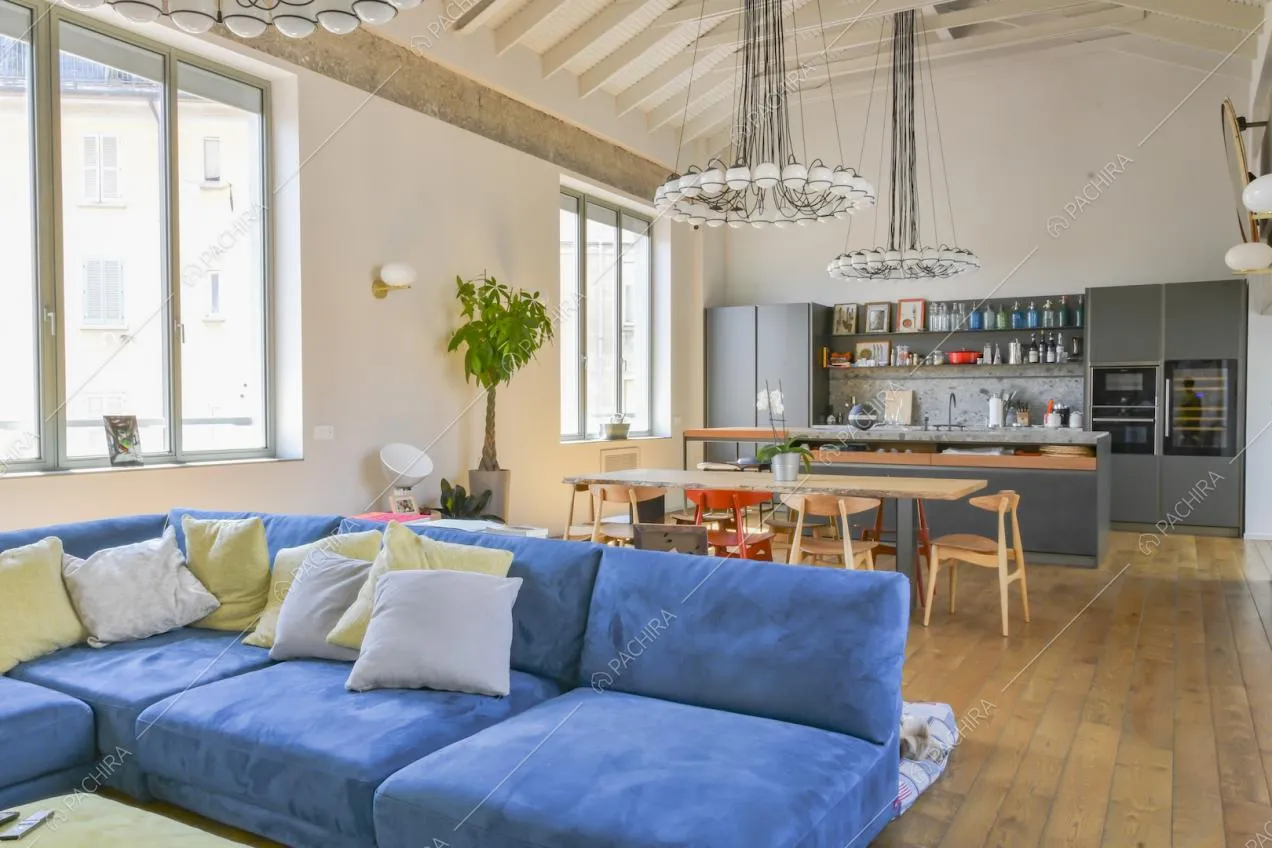 Lampadari dallo stile particolare e parquet nella zona giorno