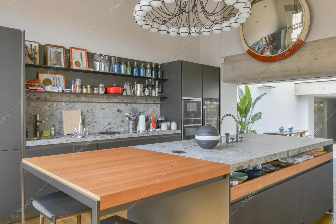 Cucina con piano di lavoro in marmo e legno