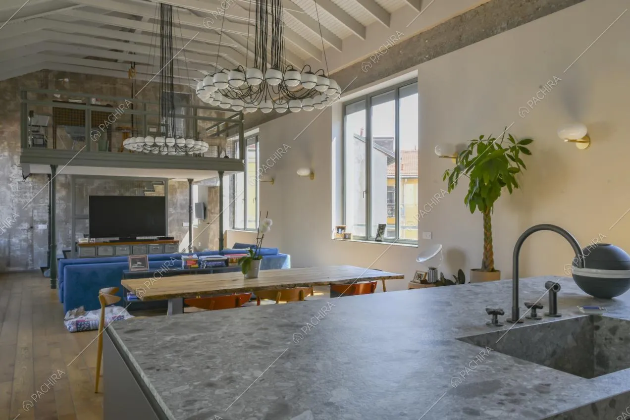 Piano di lavoro in marmo con lavandino e vista sulla zona salotto