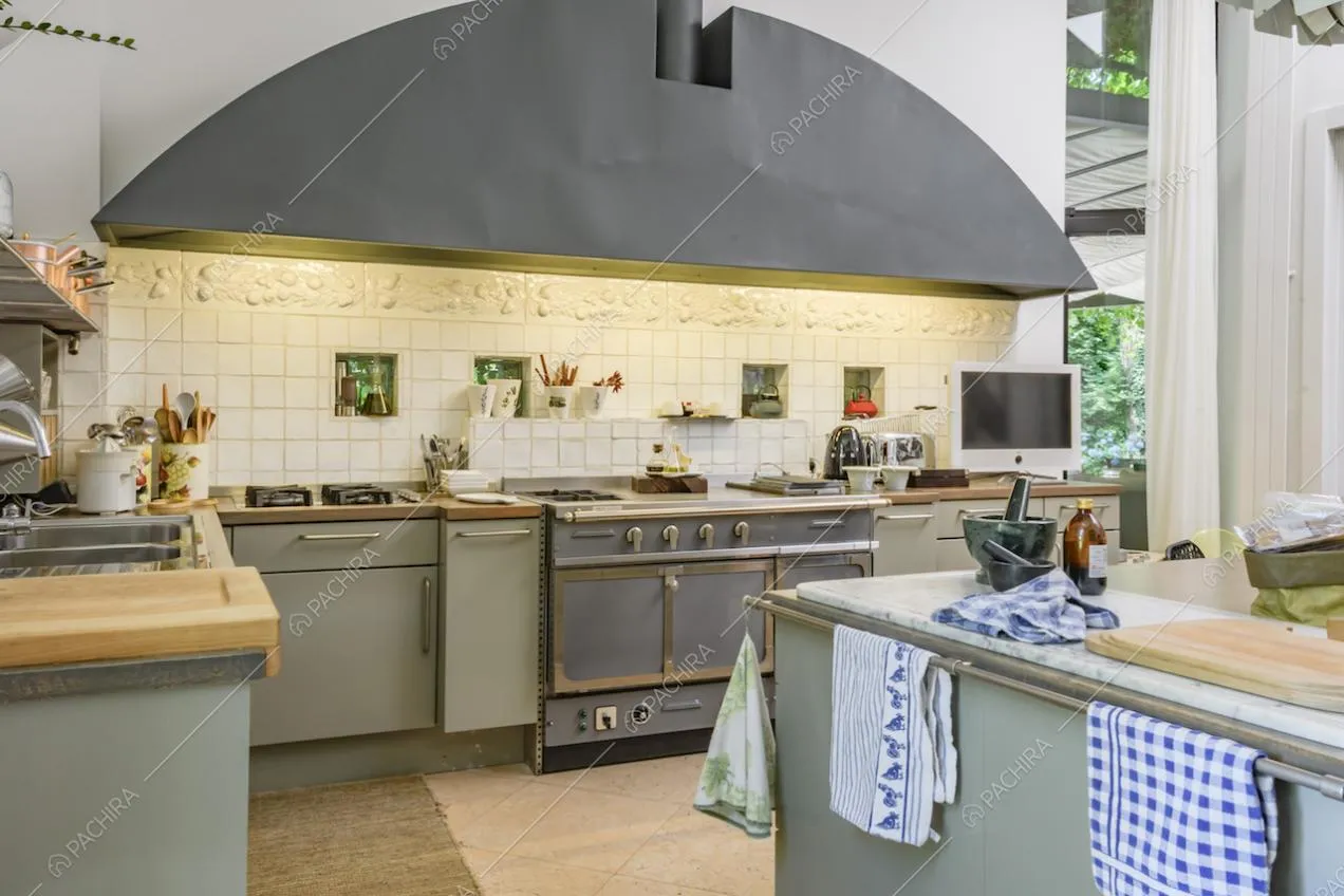 Cucina color grigio con grande cappa 