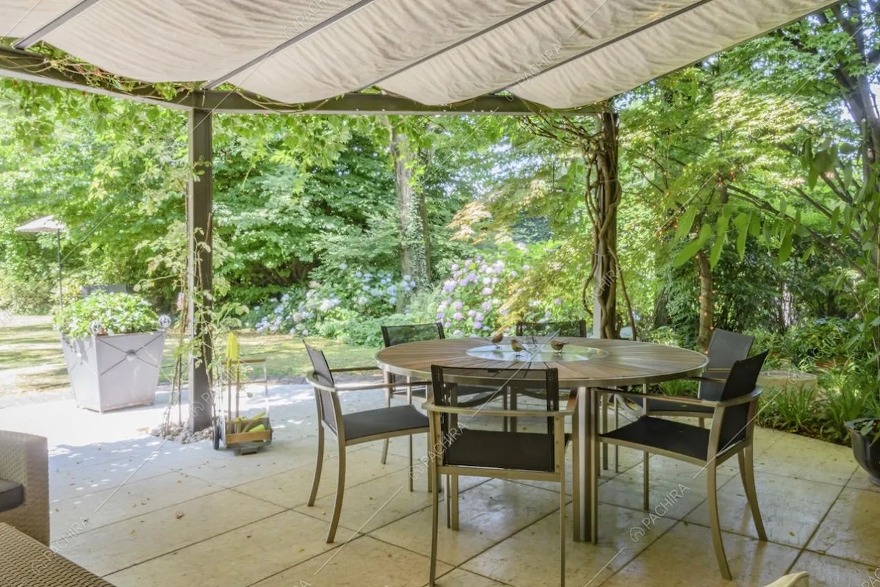 Tavolo da pranzo rotondo con sedie nel patio