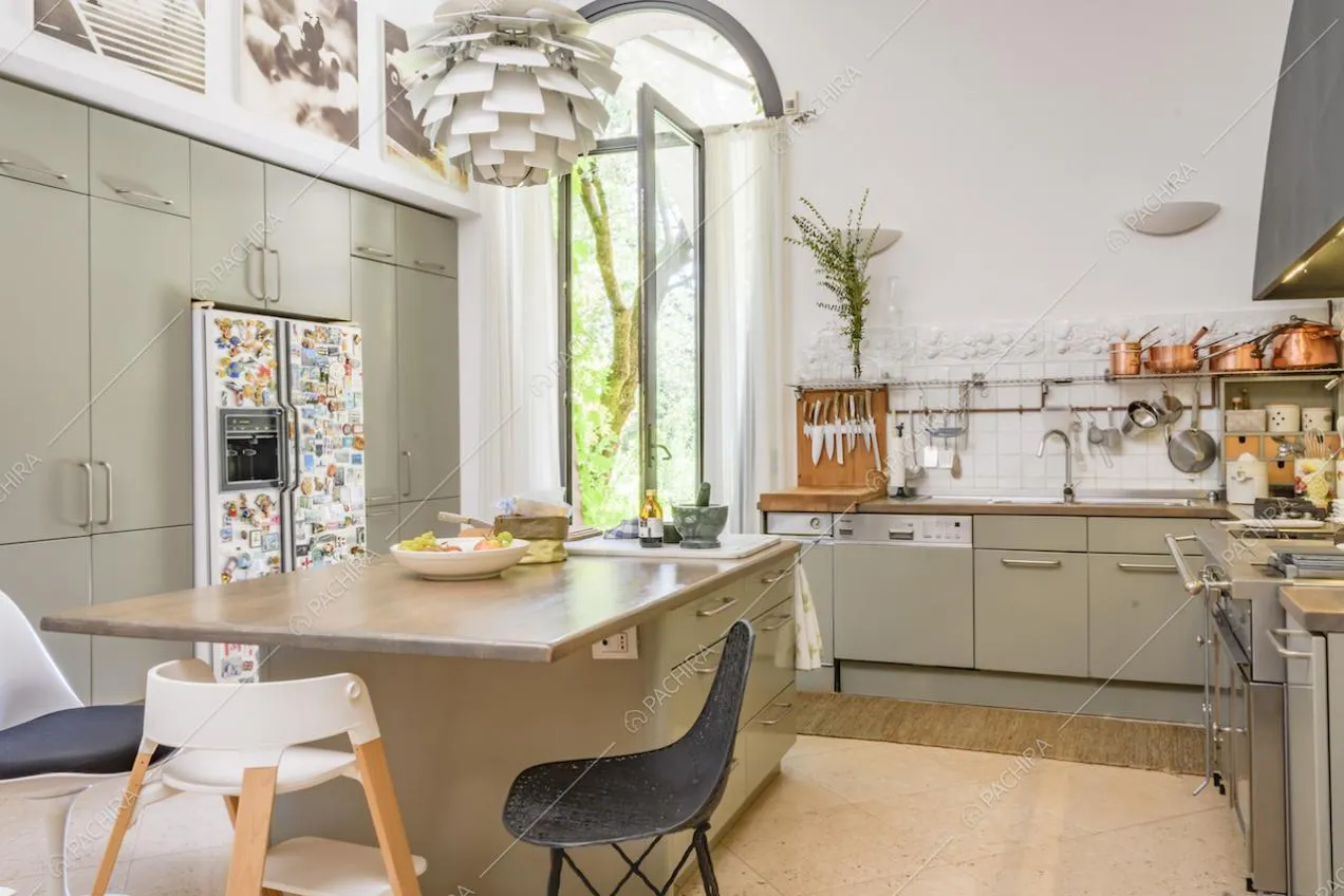 Cucina a isola nei toni del grigio e sedie
