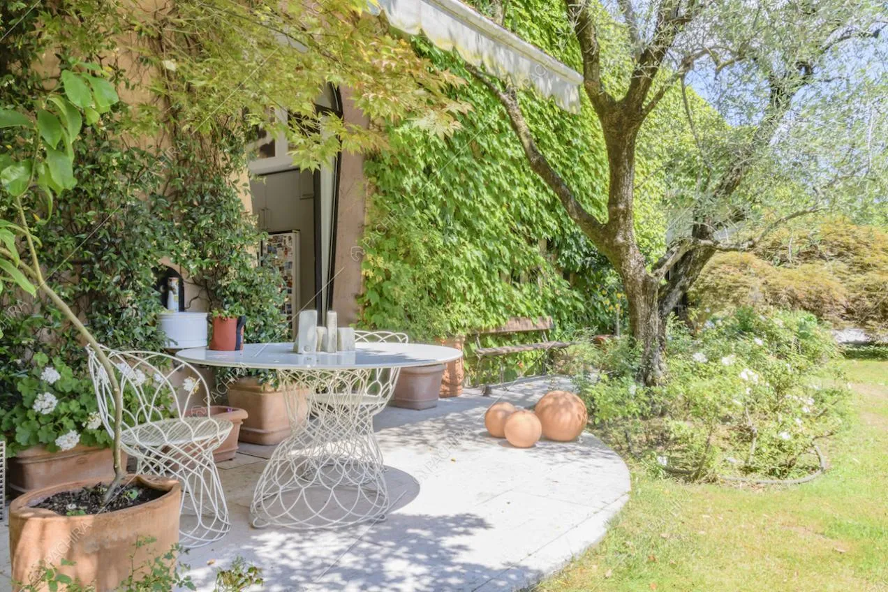 Tavolino e sedie in ferro color bianco nel giardino