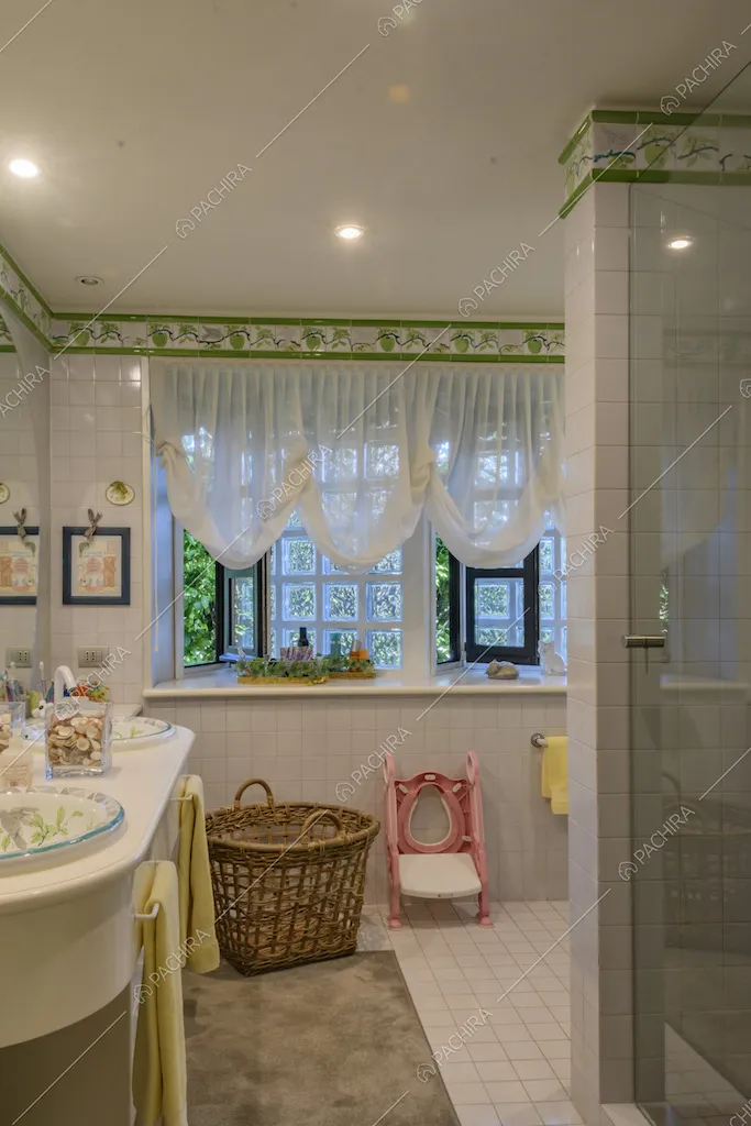 Bagno con ampia finestra e doccia