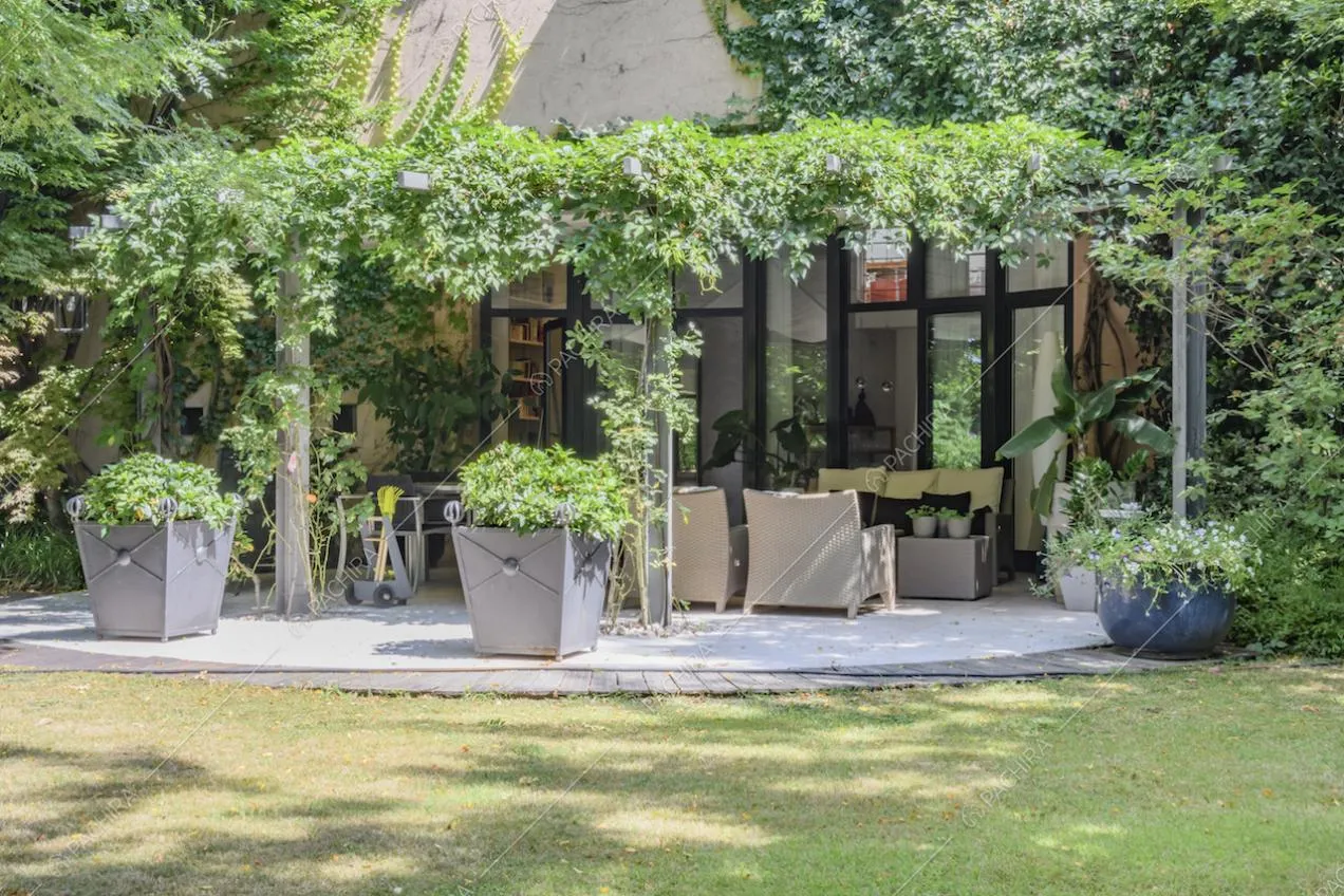 Zona relax esterna nel giardino della villa